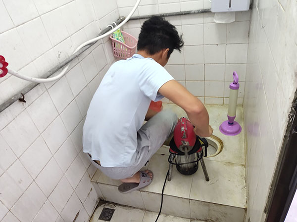海州管道堵塞冒臭气 专业师傅现场解决问题