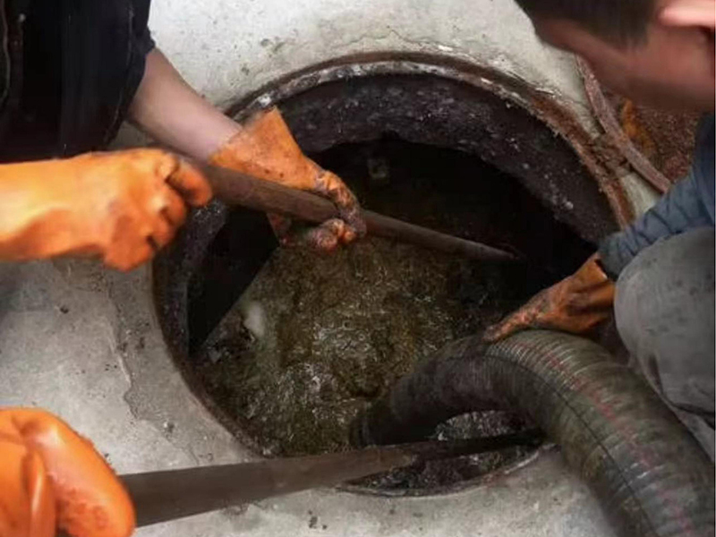 海州清理化粪池时如何避免沼气的危害？